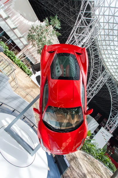 ABU DHABI, Emiratos Árabes Unidos - 13 de mayo de 2014: Ferrari World en la isla de Yas en Abu Dhabi el 13 de mayo de 2014, Emiratos Árabes Unidos. Ferrari World es el parque de atracciones cubierto más grande del mundo . — Foto de Stock