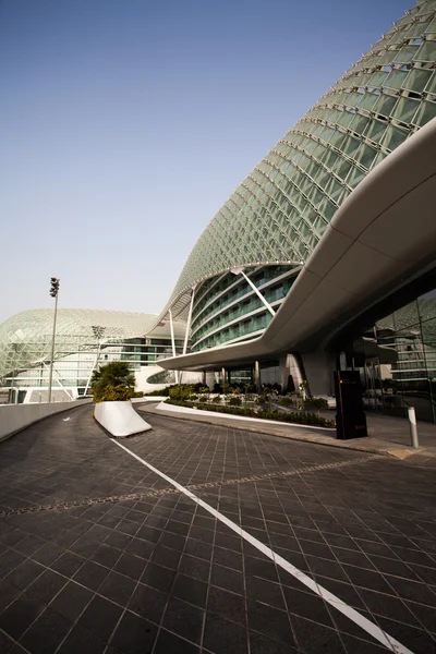 Abu Dhabi, UAE- May 13,2014: The Yas Circuit and Hotel - the iconic symbol of Abu Dhabi's Grand Prix. — Stock Photo, Image