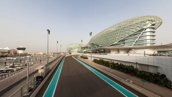 Abu Dhabi, UAE - 13 de maio de 2014: O Circuito e Hotel Yas - o símbolo icônico do Grande Prêmio de Abu Dhabi . — Fotografia de Stock