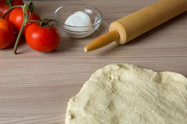 Κάνει σπιτικό Αρχική ιταλική πίτσα, συστατικά στο ξύλινο τραπέζι — Φωτογραφία Αρχείου