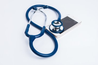 Stetoskop smartphone ile kırık ekran üzerinde