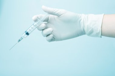 Şırınga, tıbbi enjeksiyon ve el, palm veya parmak hap. Tıp plastik aşı veya aşı ekipman ile iğne. Hemşire ya da doktor. Sıvı ilaç ya da narkotik. Hastanede sağlık. (Tonda)