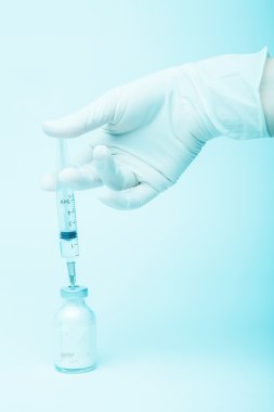 Şırınga, tıbbi enjeksiyon ve el, palm veya parmak hap. Tıp plastik aşı veya aşı ekipman ile iğne. Hemşire ya da doktor. Sıvı ilaç ya da narkotik. Hastanede sağlık. (Tonda)