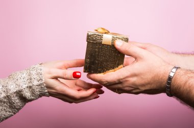 bir hediye almak ve vermekle eller