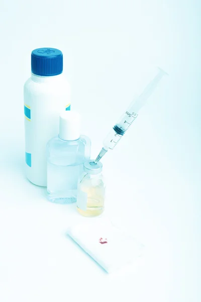 Spruta, medicinsk injektion och piller kit. Medicin plast vaccination utrustning med nål. Sjuksköterska eller läkare. Flytande läkemedel eller narkotika. Hälso-och sjukvård på sjukhus. (Tonad) — Stockfoto