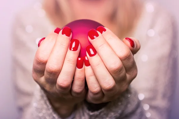 손으로 여자 크리스마스 공을 들고 접혀. 몸매 이미지 — 스톡 사진