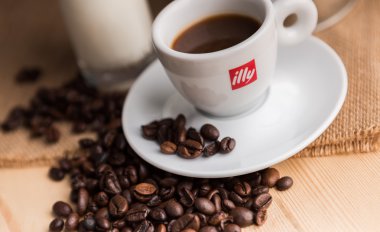 Trieste, İtalya - 27 Aralık 2015: Bir şirket üretimde Illy uzmanlaşmıştır karışımlar tüm dünyada ünlü İtalyan espresso kavurma.