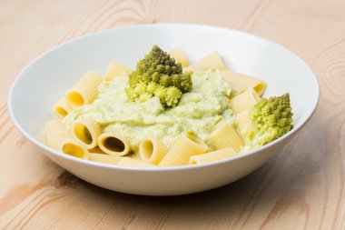 Romanesco brokoli lahana ve mozzarella ile makarna. Rustik üzerinde 