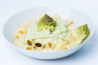 Romanesco brokoli lahana ve mozzarella ile makarna. Rustik üzerinde 