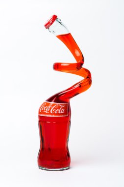 Coca-Cola klasik bir özel baskı cam şişe göl kenarında üzerinde 