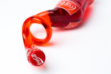 Coca-Cola klasik bir özel baskı cam şişe göl kenarında üzerinde 
