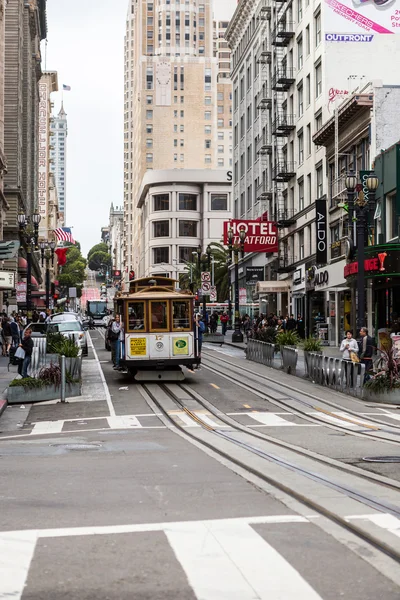 Yolcular bir kablo arabaya binmek. San Francisco California — Stok fotoğraf
