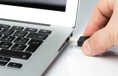 Bir dizüstü bilgisayara USB anahtar ya da kablo ekleme
