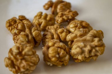 ceviz kuru meyvesi beyaz arkaplanda kapanıyor