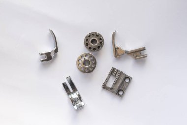 Dikiş makinesi çelik iplik, ip için bobbin ve beyaz arkaplan üzerindeki diğer araçlar veya parçalar