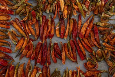 Kurutulmuş yeşil biber ve biber kırmızı olur. Üst görünüm dekore edilir.