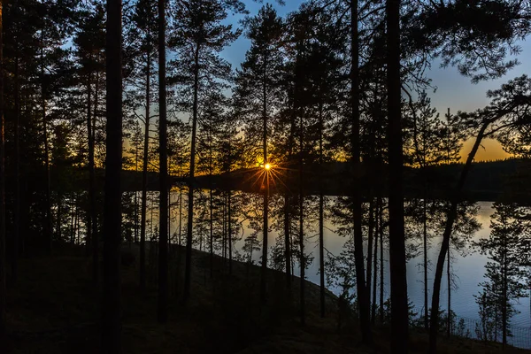 Finlandiya Lakeland sonbahar günbatımı