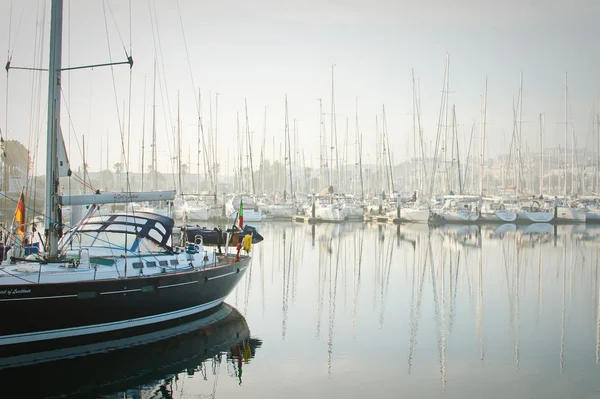 Bateaux amarrés pendant un brouillard dense dans la marina de Newport, Oregon — Photo