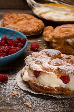 Yuvarlak pasta krema ve re