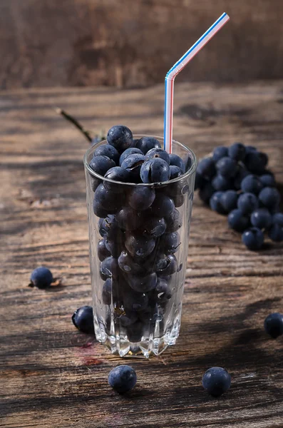 Un bicchiere con l'uva — Foto Stock