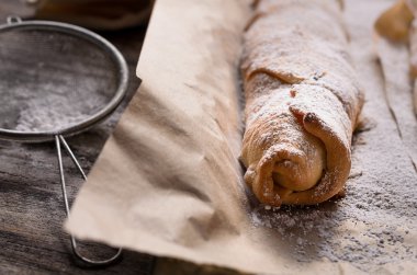 apple ile pişmiş rulo.