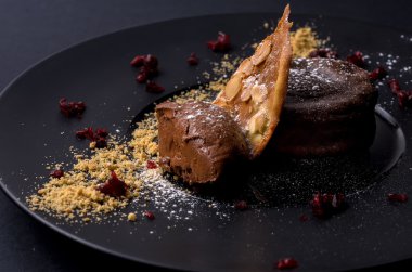 Bir koyu arka plan çikolata tatlı kurabiye ve fındık ile