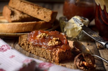 Elma reçelli sandviç