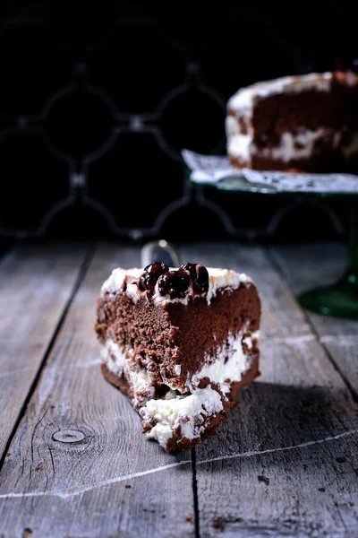 Piece domowe ciasto czekoladowe z kremem biały — Zdjęcie stockowe