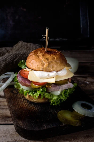 Hambúrguer com carne caseira e queijo — Fotografia de Stock