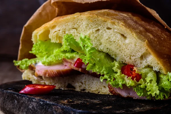 Snack savoureux avec salade fraîche — Photo