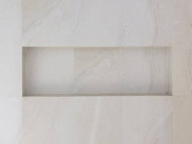 Taş desenli kiremitlerle duvarda raflar, ürün ekran modeli konsepti