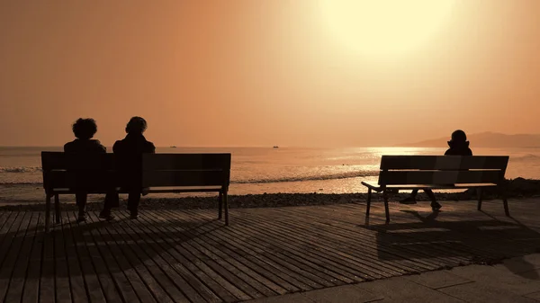 Denizi düşünmek ve dinlenmek için davetiye