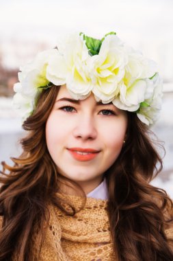 uzun beyaz elbiseli güzel kız