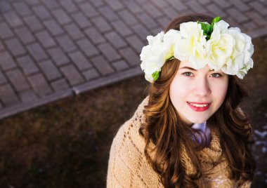 uzun beyaz elbiseli güzel kız