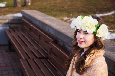 uzun beyaz elbiseli güzel kız