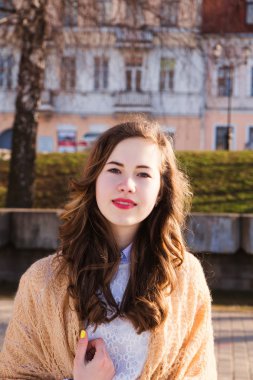 uzun beyaz elbiseli güzel kız