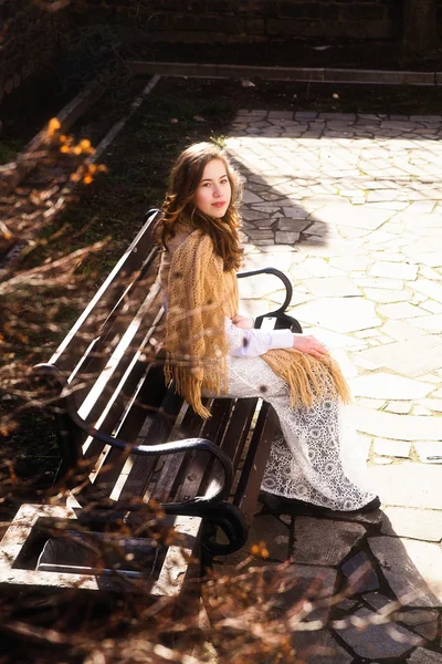 Vista de uma bela jovem com um vestido branco longo desfrutando — Fotografia de Stock