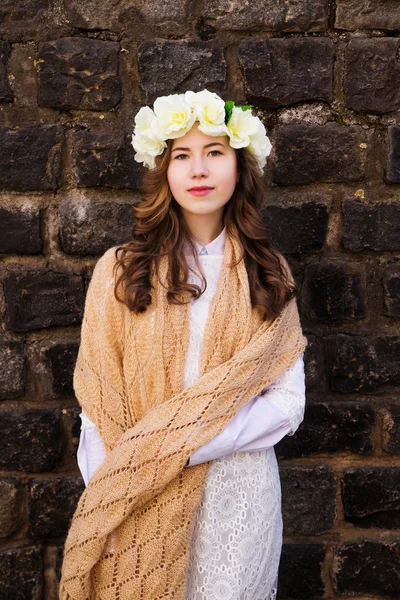 Красивая молодая девушка с цветочным орнаментом в волосах — стоковое фото