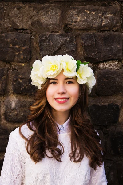 Красивая молодая девушка с цветочным орнаментом в волосах — стоковое фото