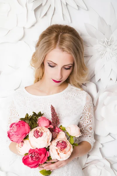 Retrato de jovem noiva bonita com maquiagem elegante — Fotografia de Stock