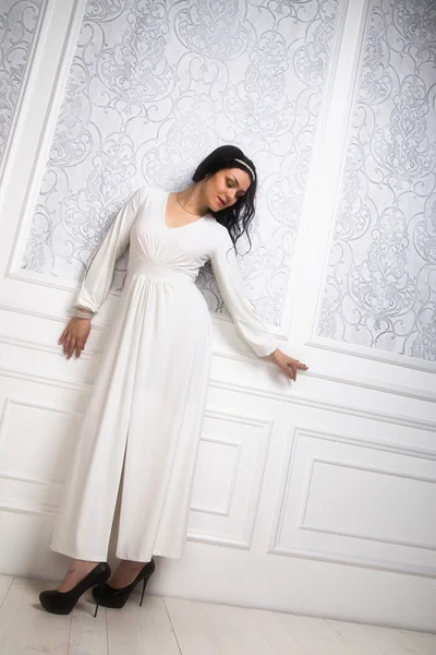 Красивая молодая женщина в белом платье и прическа в стиле ретро — стоковое фото