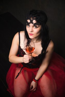 Mutlu güzel korse ve şarap uzun saçlı esmer kadın