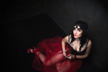 Mutlu güzel korse ve şarap uzun saçlı esmer kadın