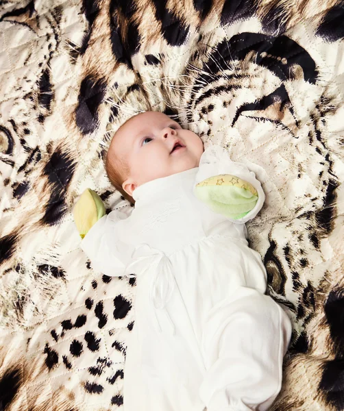 Šťastný roztomilý 4 měsíční dítě ležící na posteli — Stock fotografie
