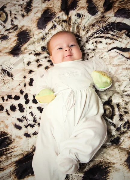 Feliz bonito 4 mês bebê deitado na cama — Fotografia de Stock