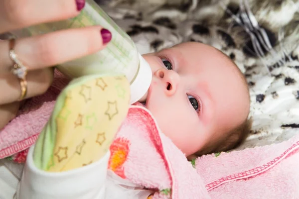 Neugeborenes Baby saugt Flasche — Stockfoto