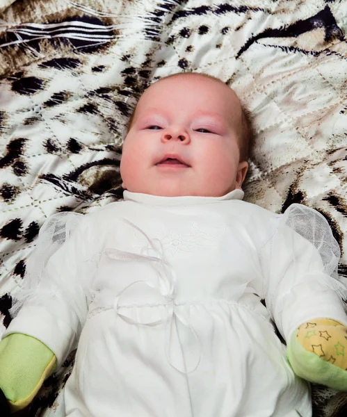Feliz lindo bebé de 4 meses acostado en la cama —  Fotos de Stock