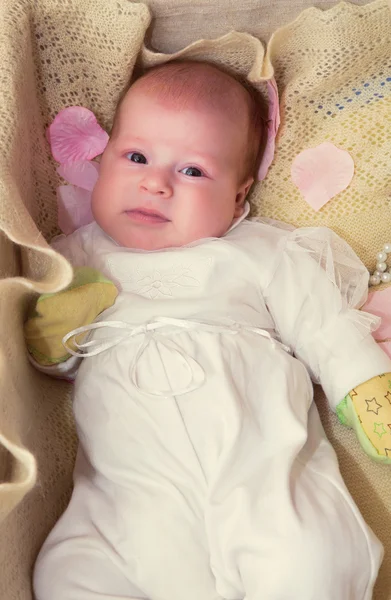 El pequeño bebé (niña) en una cesta —  Fotos de Stock