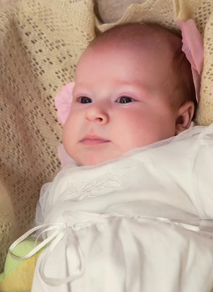 Das kleine Baby (Mädchen) im Korb — Stockfoto