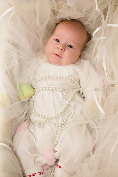 El pequeño bebé (niña) en una cesta —  Fotos de Stock